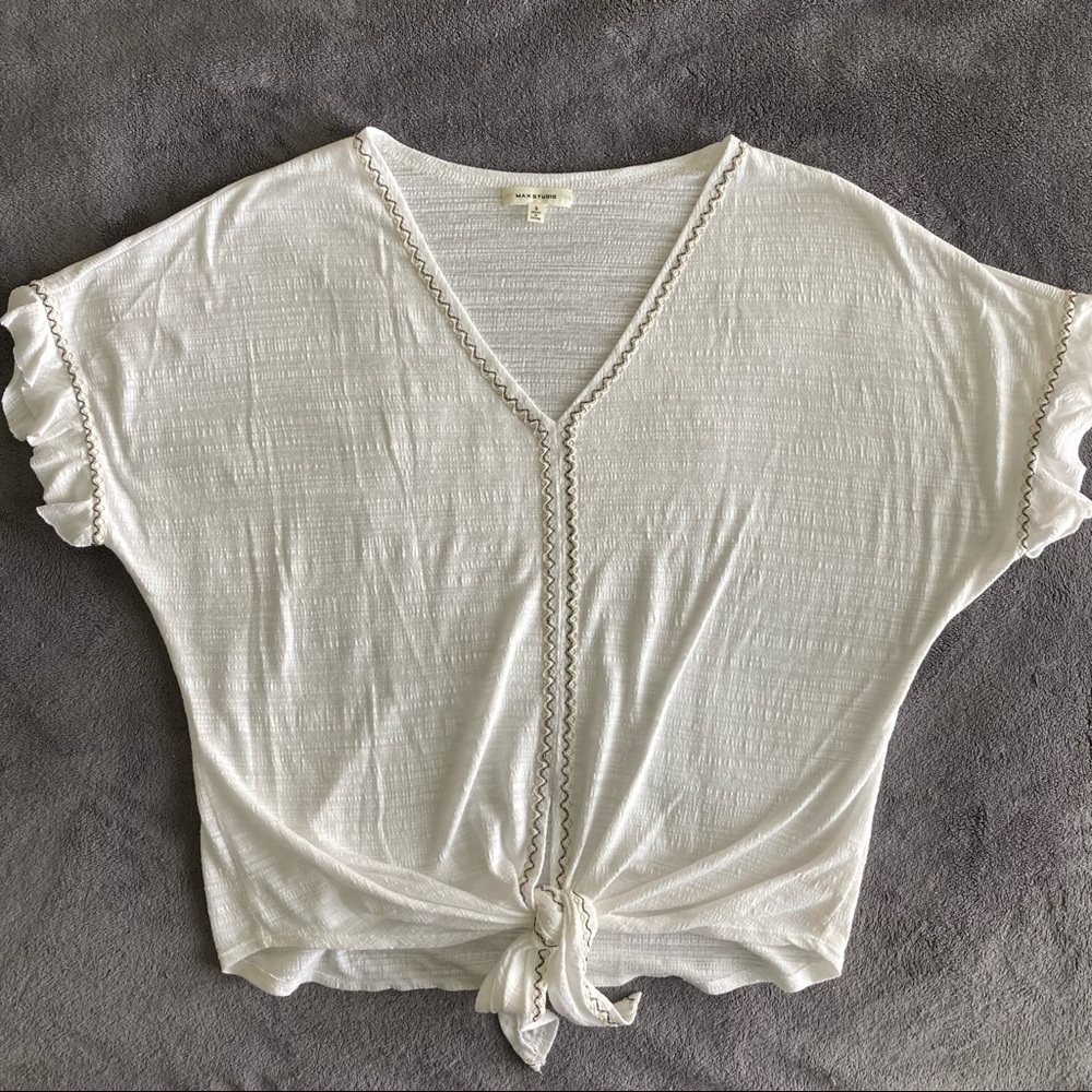 Max Studio - Women’s white V-neck blouse. Size S. Short sleeves
